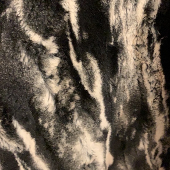 Women’s Faux fFur Vest - Picture 3 of 6